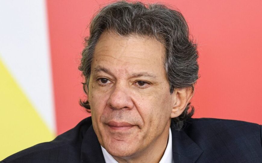 Haddad diz que Lula vai disputar com “Bolsonarinho” ao se referir a Flávio