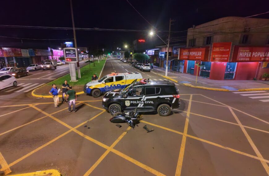 Motoqueiro fica ferido após batida com viatura que seguia em ocorrência