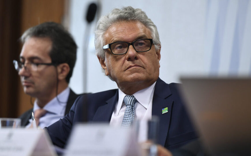 Deputados do PSOL acionam PGR contra Caiado por venda de mineradora de terras raras