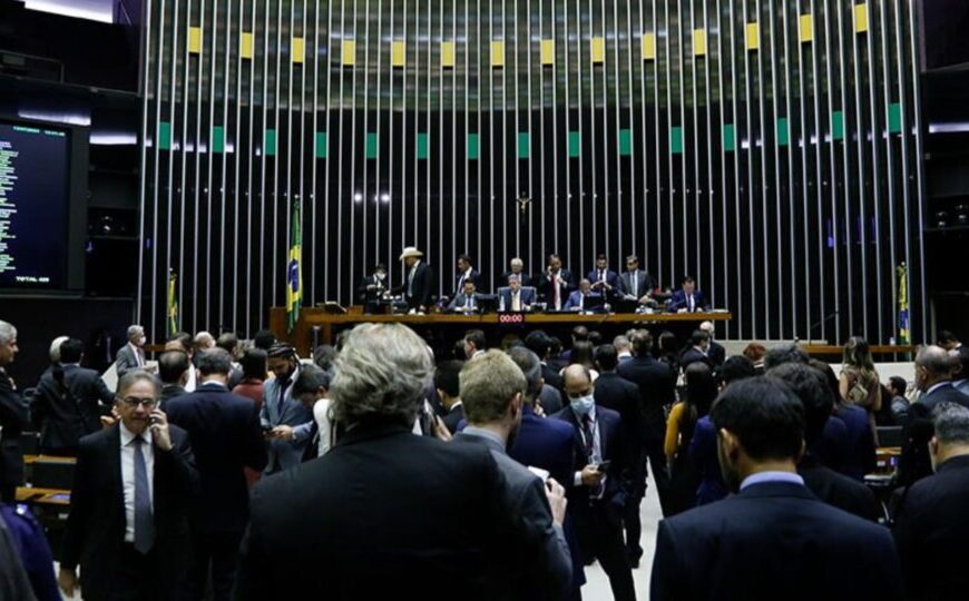 Em clima de campanha, janela partidária se fecha com reforço à direita e ao Centrão