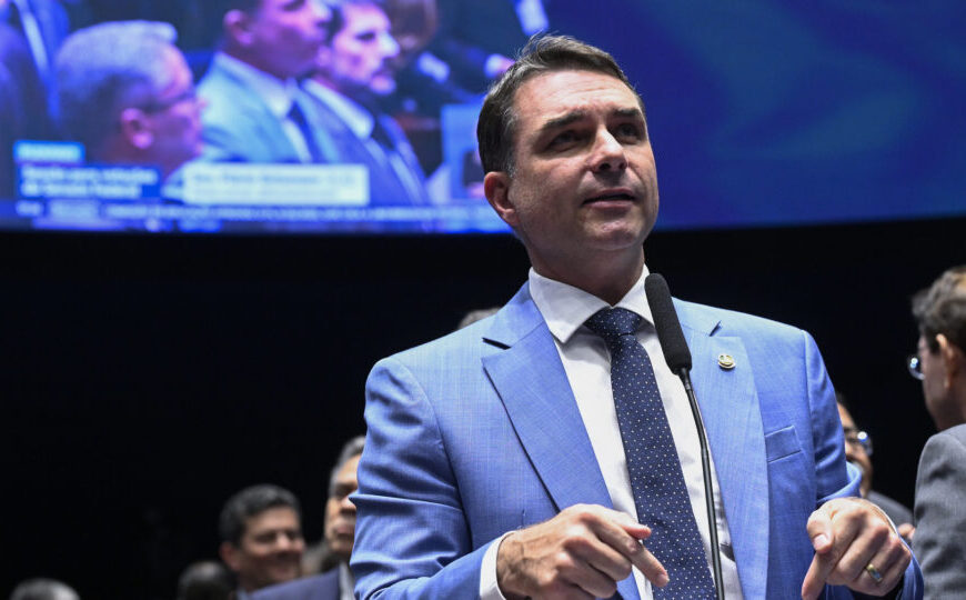 Flávio diz que Moraes pode usar STF para “desequilibrar” eleições