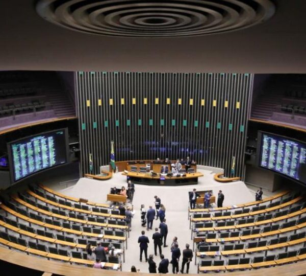 Janela partidária redesenha forças na Câmara com avanço&hellip;