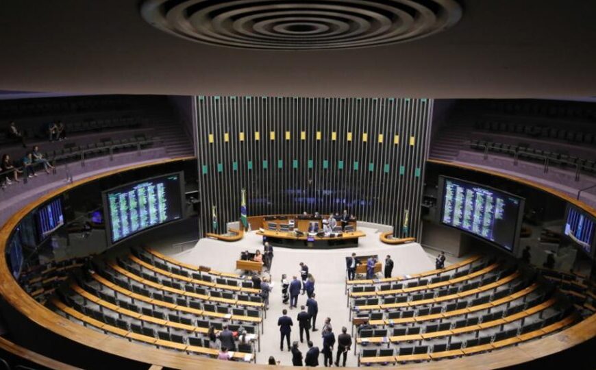 Janela partidária redesenha forças na Câmara com avanço do PL e perdas no União Brasil