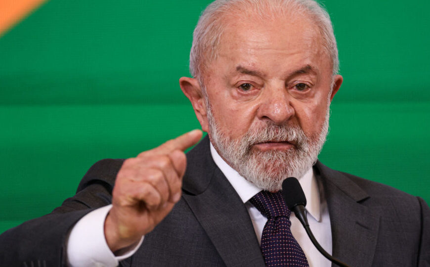 PF diz que investigava crime contra honra de Lula em abordagem por faixa com “ladrão”