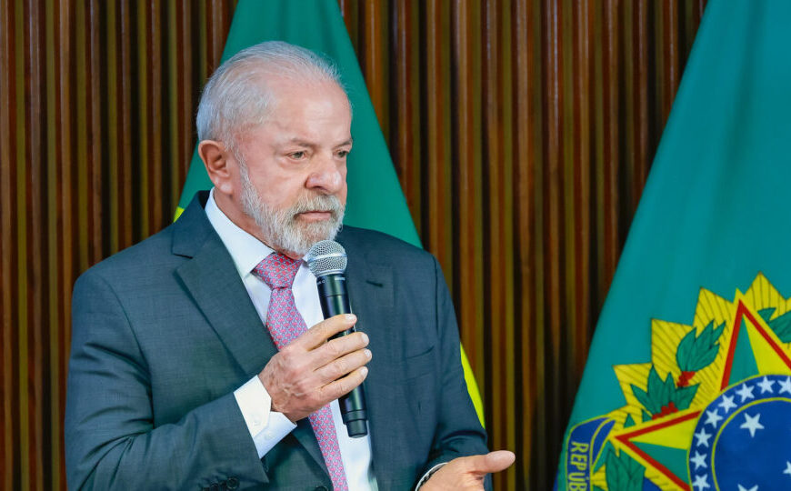 Lula tenta frear queda de aprovação fabricando imagem de candidato “antissistema”