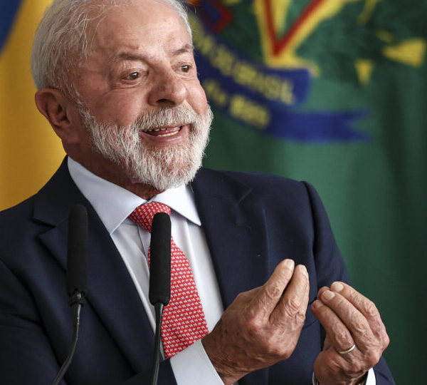 Lula critica fim do imposto sindical