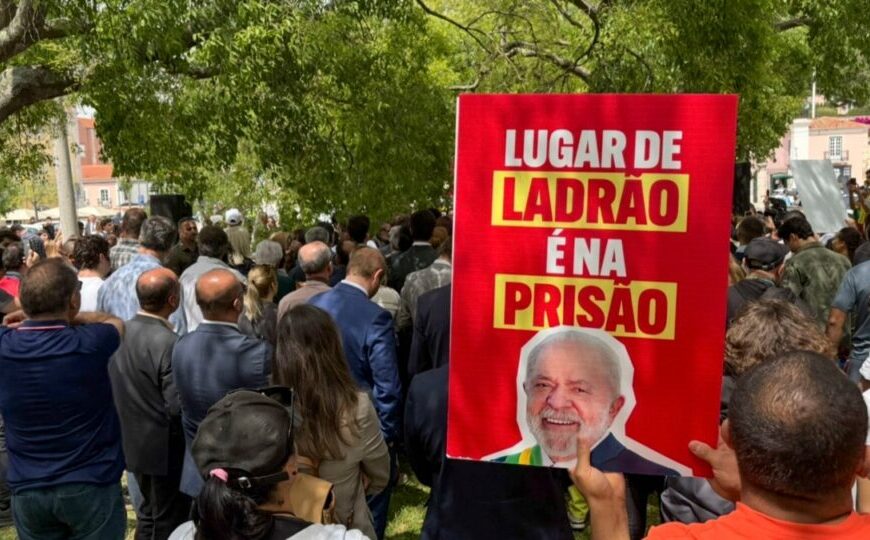 Lula é alvo de protesto em Lisboa contra visita a Portugal