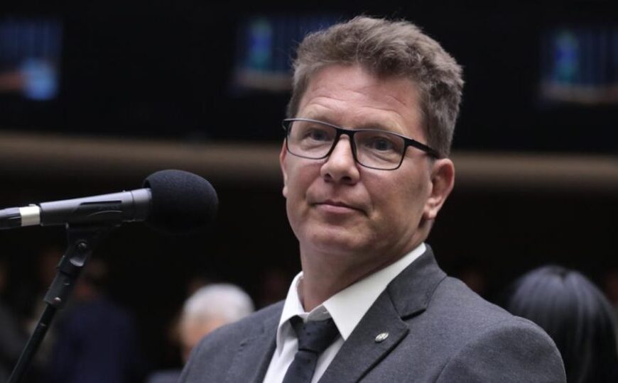 Dino exige endereços de Mario Frias em caso de emendas para filme sobre Bolsonaro