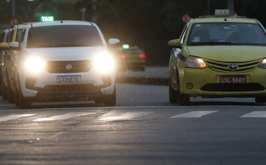 Volta das placas antigas? Projeto recoloca estado e município em identificação de veículos