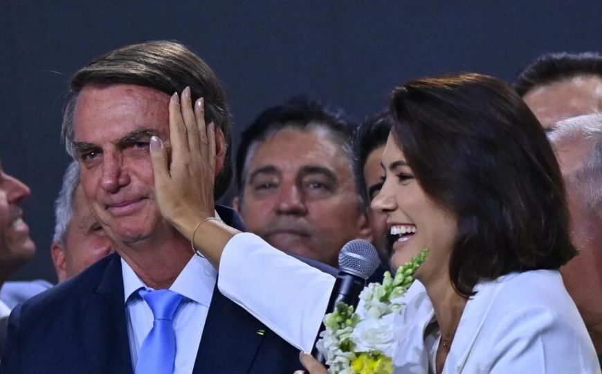 Michelle diz que Jair Bolsonaro está há seis dias sem soluços e faz sessões de fisioterapia