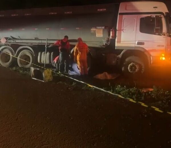 Motociclista morre ao bater de frente com caminhão