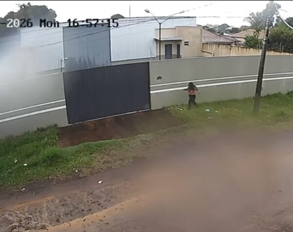 Ferida, mulher pula muro e foge de marido&hellip;