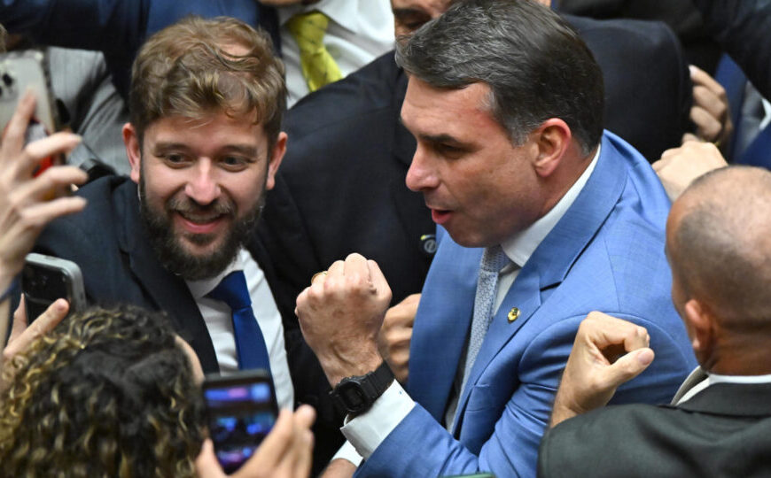 Filhos de Bolsonaro relatam sua felicidade com avanço da dosimetria no Congresso