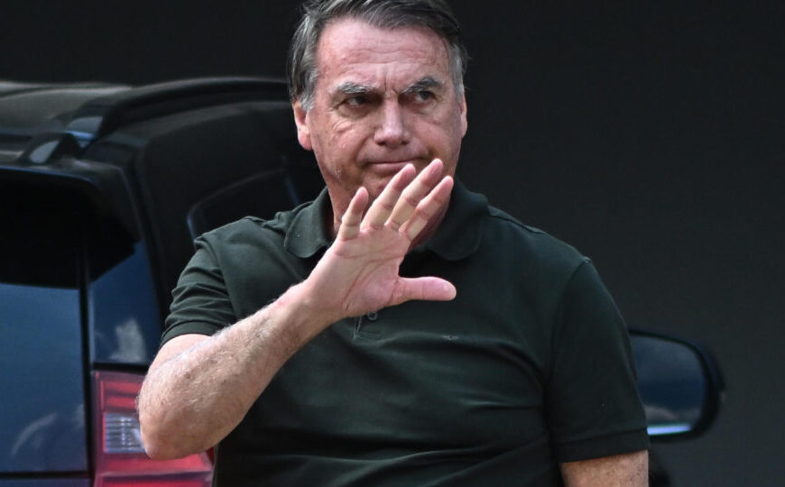 Bolsonaro evolui bem e iniciará fisioterapia, diz boletim médico