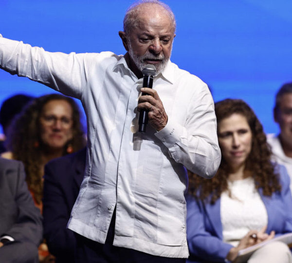 A cinco meses da eleição, Lula tenta se&hellip;