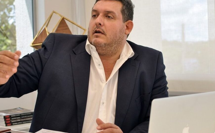 Saiba quem é o publicitário amigo que Flávio escolheu para chefiar o marketing da campanha