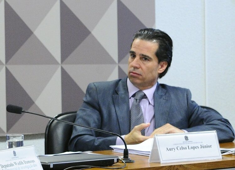 Deolane contrata advogado que anulou condenação de Cunha na Lava Jato