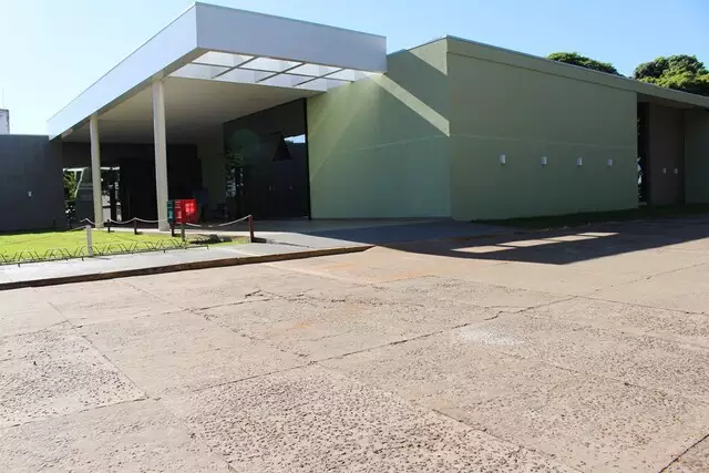 Mulher é encontra ensanguentada após ser estuprada dentro de casa