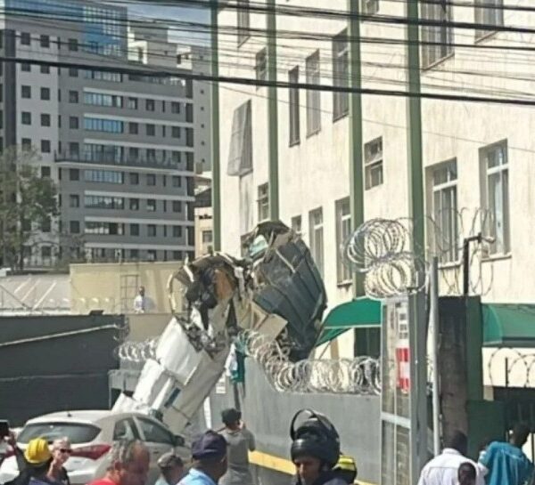 Avião bate em prédio e cai em Belo&hellip;