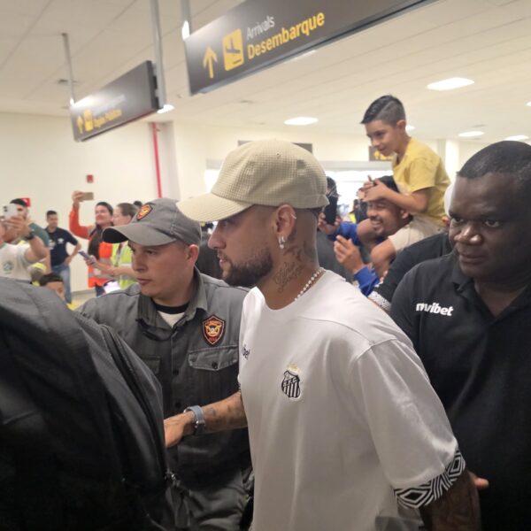 Neymar é aclamado pela torcida na fronteira
