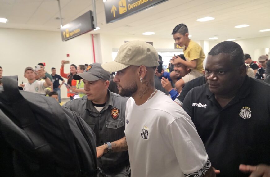 Neymar é aclamado pela torcida na fronteira