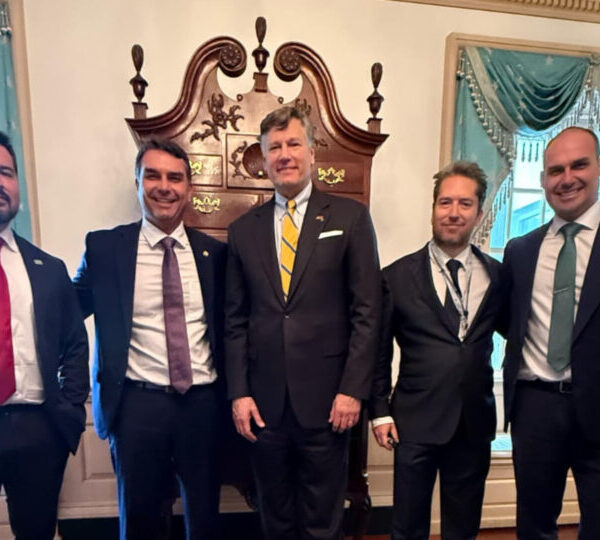Flávio Bolsonaro se reúne com membros do governo&hellip;