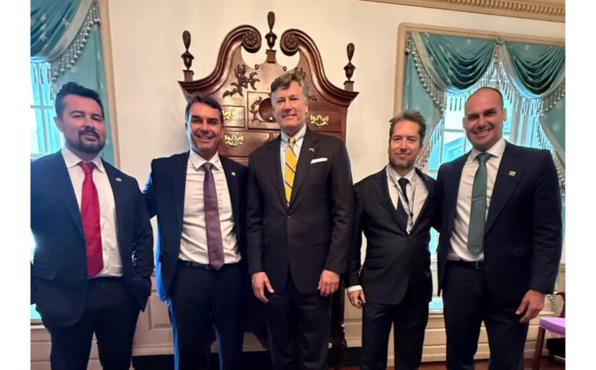 Flávio Bolsonaro se reúne com membros do governo Trump nos EUA