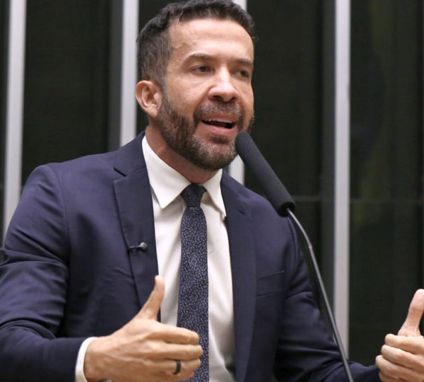 Motta exonera assessor de Janones que invadiu entrevista&hellip;