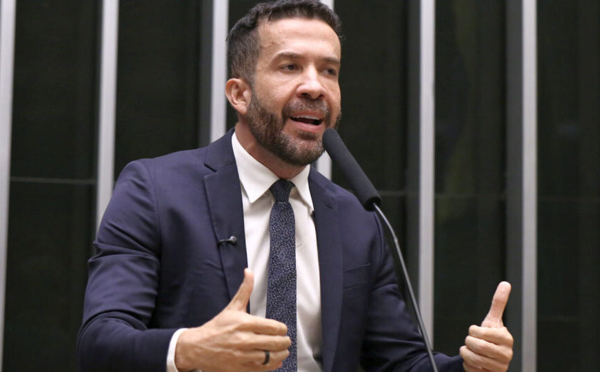 Motta exonera assessor de Janones que invadiu entrevista de deputado da oposição