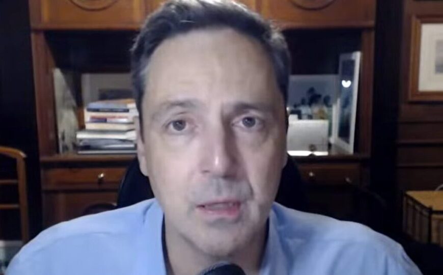 “Entreguista”, Lula negocia sobrevida política com Trump, diz deputado; assista