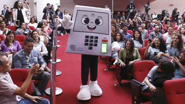 Com crescente desconfiança, TSE lança mascote da urna eletrônica “sem gênero”