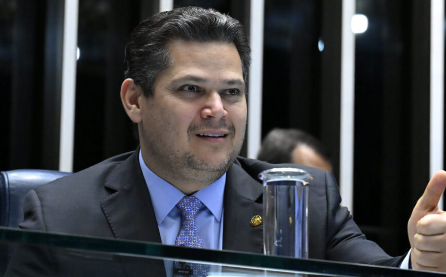 Alcolumbre promulga liberação de repasses a municípios em ano eleitoral