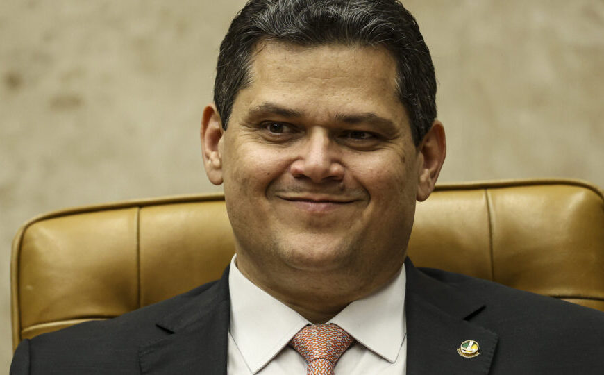Dino suspende ação contra Alcolumbre por suposta rachadinha
