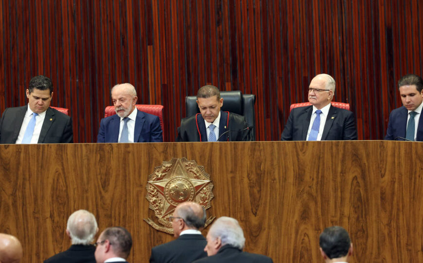 Alcolumbre não aplaude Messias durante posse de Nunes Marques no TSE; veja vídeo