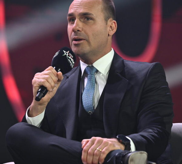 Eduardo diz que filme sobre Jair Bolsonaro, financiado&hellip;