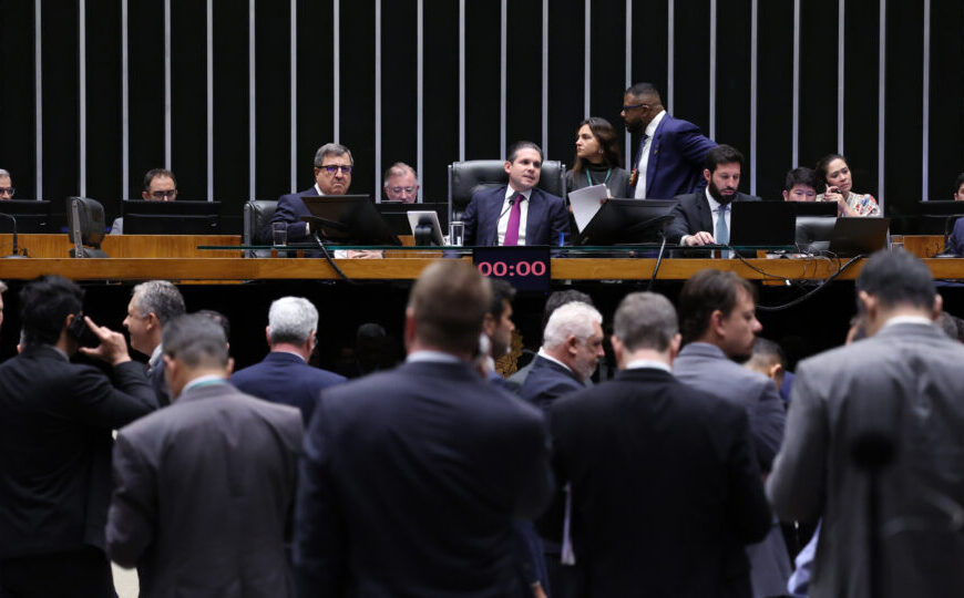 Câmara aprova projeto sobre minerais críticos na véspera de reunião entre Lula e Trump