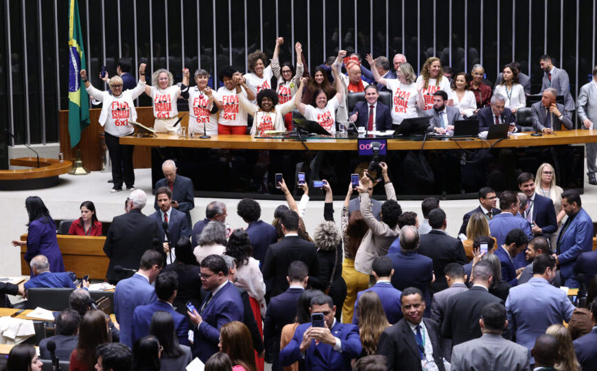 Câmara aprova PEC que acaba com escala 6×1 e reduz jornada para 40h