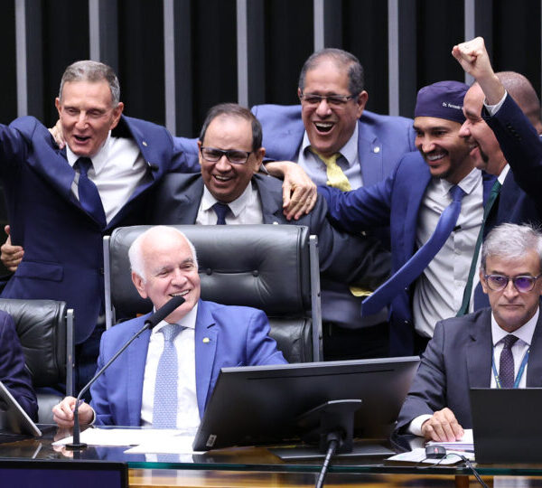 Câmara aprova PEC que amplia isenção de impostos&hellip;