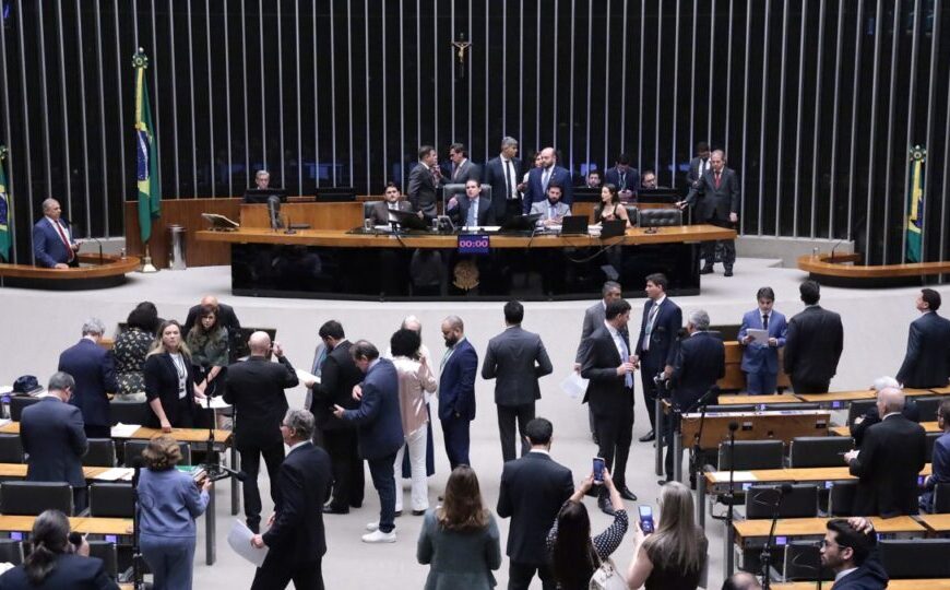 Oposição cobra inclusão da PEC da Livre Contratação em debate sobre fim da escala 6×1