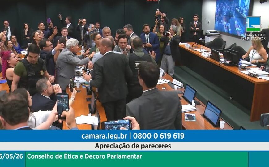 Bate-boca, ameaça de expulsão e polícia: confusão marca sessão que aprovou punição a deputados