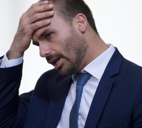 Eduardo Bolsonaro chama a polícia após repórter do&hellip;