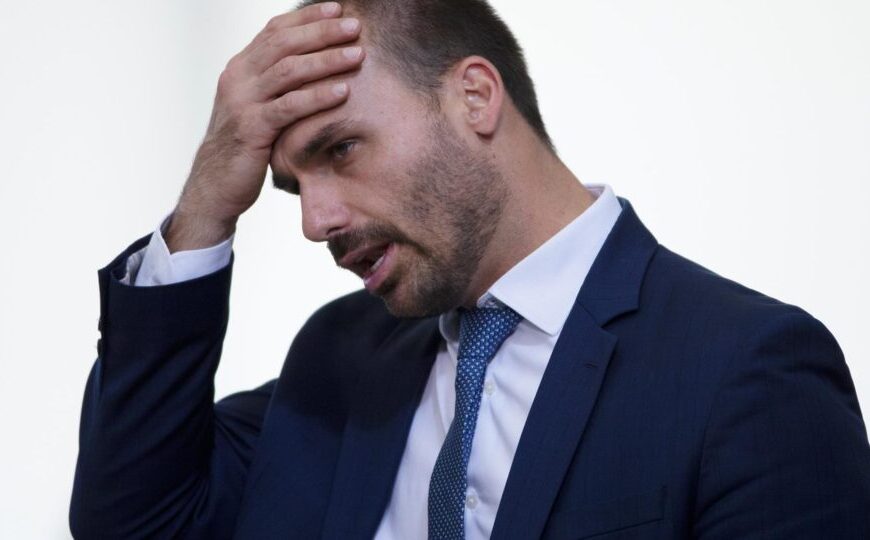 Eduardo Bolsonaro chama a polícia após repórter do Intercept ir à casa da família nos EUA