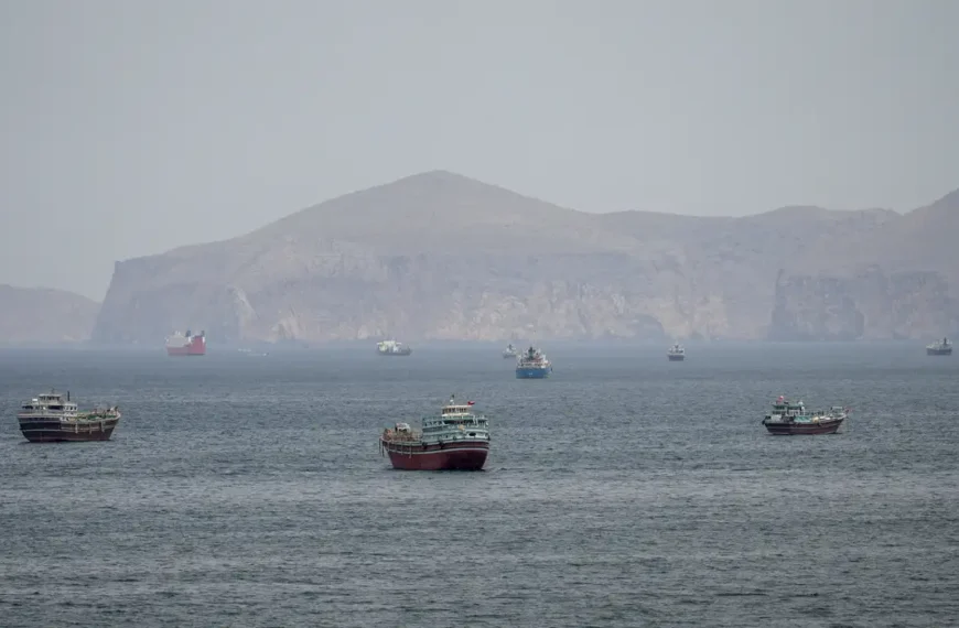 Mísseis atingem navio de guerra dos EUA que tentava entrar em Ormuz