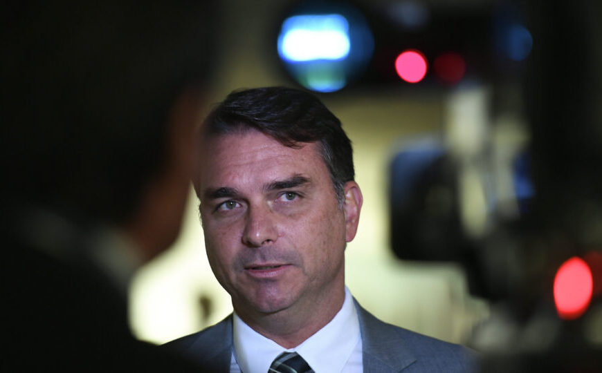 Lindbergh pede bloqueio de bens e apreensão de passaporte de Flávio Bolsonaro