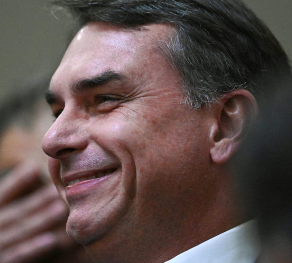 Flávio Bolsonaro comemora decisão dos EUA de classificar&hellip;