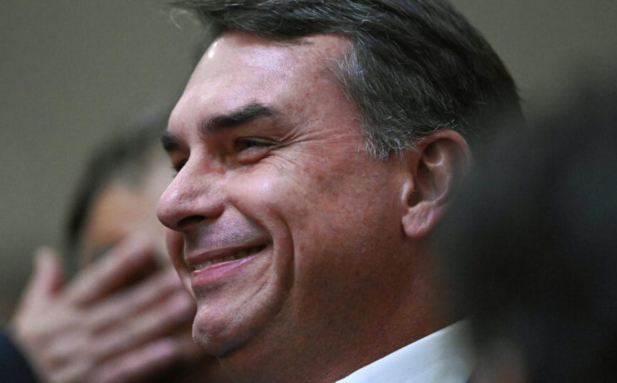Flávio Bolsonaro comemora decisão dos EUA de classificar PCC e CV como terroristas: “Grande dia”