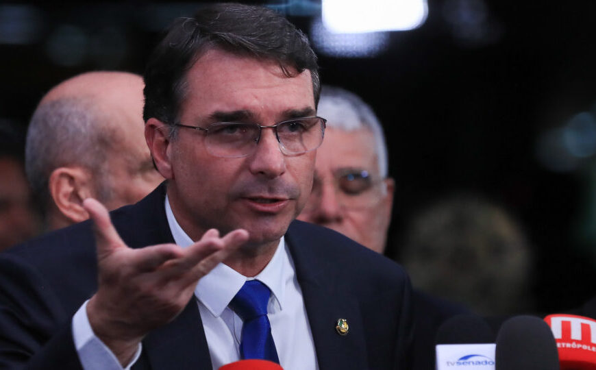 Flávio Bolsonaro diz que será presidente de fato em eventual governo, não o pai
