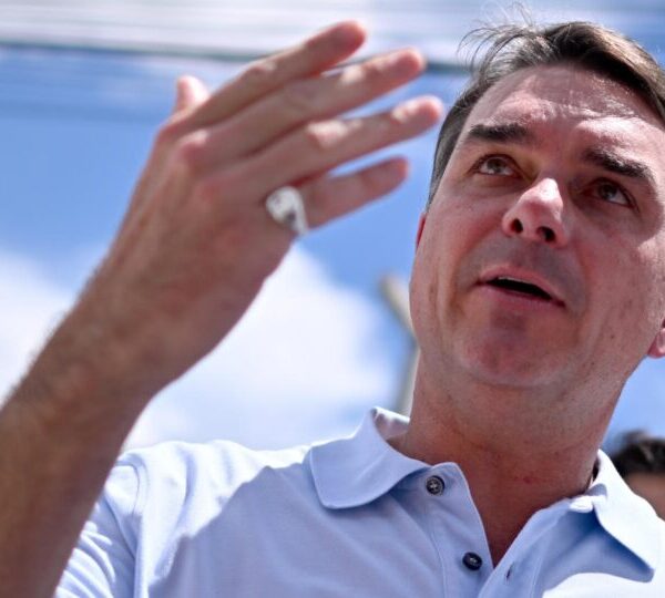 Flávio Bolsonaro critica burocracia do governo e crédito&hellip;