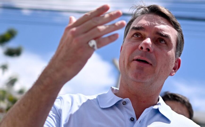 Flávio Bolsonaro critica burocracia do governo e crédito caro para o produtor rural