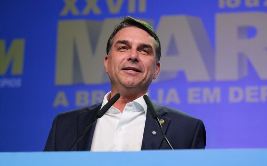 Flávio nega ter pedido encontro com Trump e despista jornalistas: “call the White House”